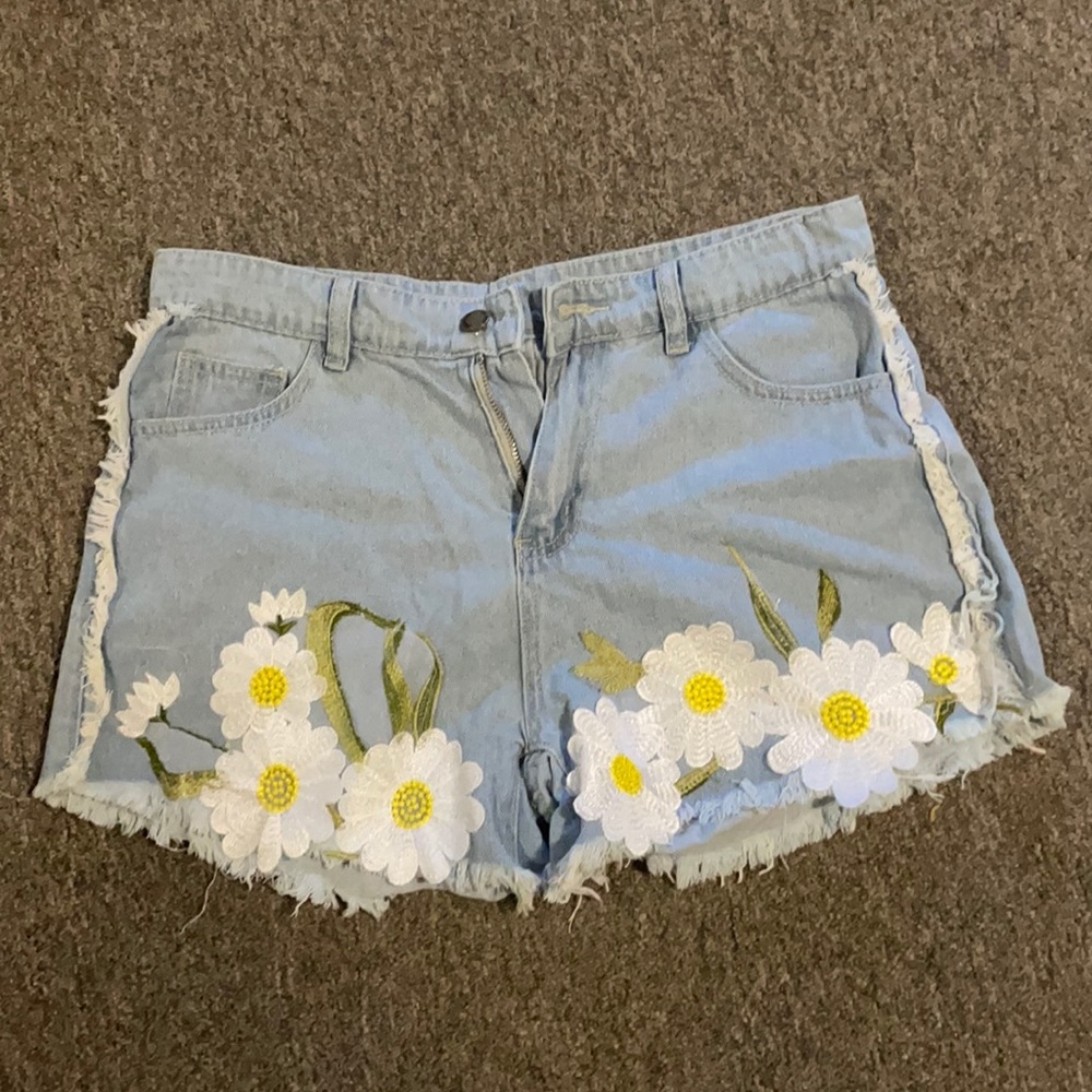 Light Wash Shorts with Flower Design